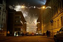 Dunivý rachot a světla rachejtlí oslnily při novoročních oslavách brněnské náměstí Svobody.