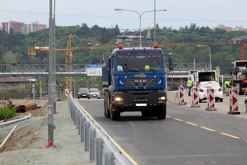 Do dvou pruhů v každém směru vrátili silničáři dopravu u Tomkova náměstí v Brně. Směrem do Husovického tunelu jezdí auta přes mostní provizorium.