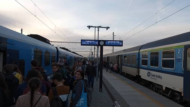 Fronty cestujících na nádraží v Šakvicích po nehodě vlaku.