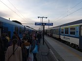 Fronty cestujících na nádraží v Šakvicích po nehodě vlaku.