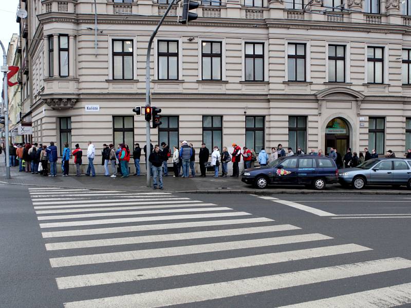 Fronta na lístky na úvodní dva čtvrtfinálové zápasy Komety.