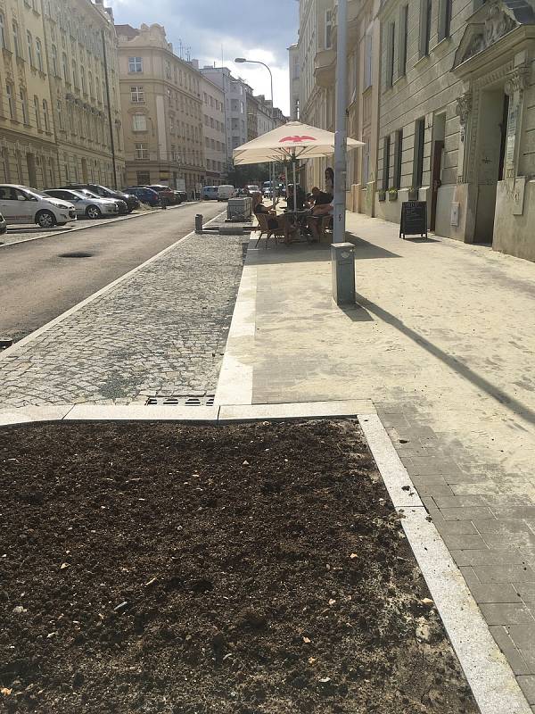 Obyvatelé brněnské Gorkého ulice si stěžují na podobu po opravě. Vadí jim obří chodník, parkování na kolmo a žádná zeleň.