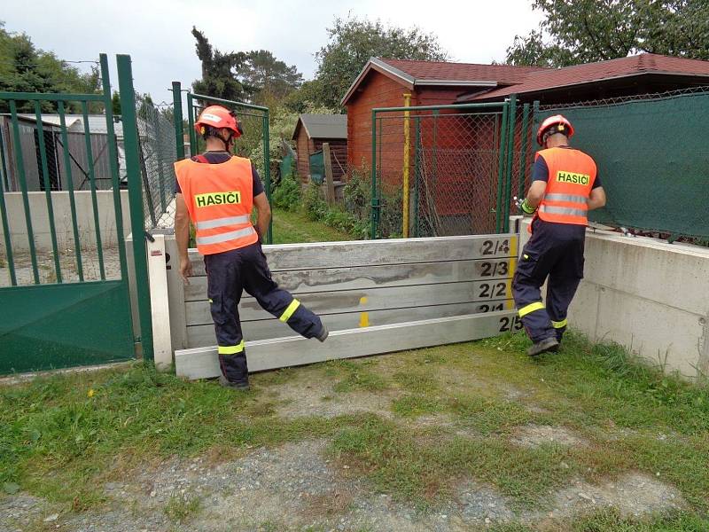 Hasiči cvičili v Pohořelicích stavbu mobilních hrazení proti velké vodě.