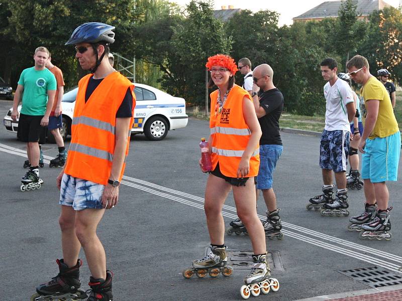 Hippie bruslaři projeli Brnem. 