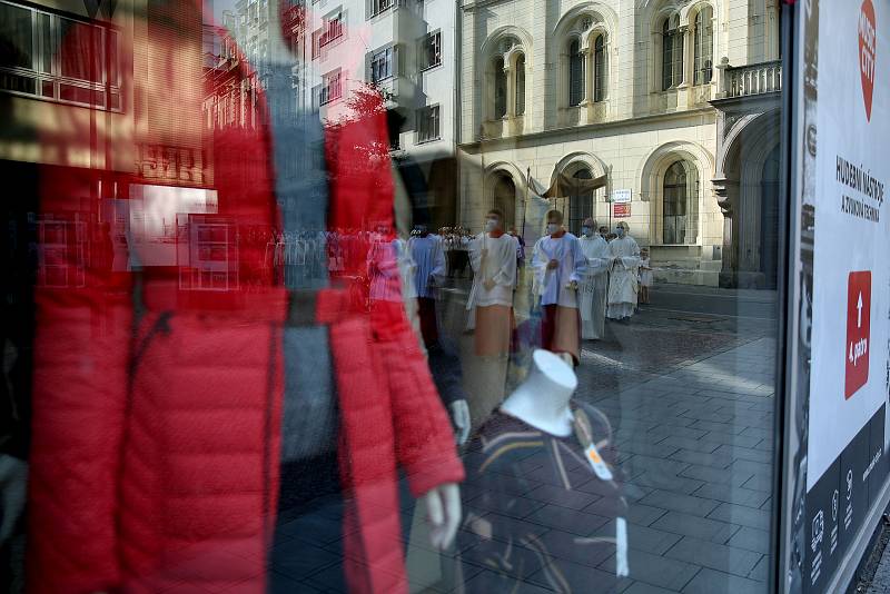 Eucharistický průvod Těla a Krve Páně vyrazil z kostela sv. Janů-minorit Jánskou ulicí na Pohořelec. Zde proběhla krátká pobožnost, do které duchovní zapojili i novou sochu Asteroid na Kobližné ulici.