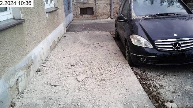 Na chodník a zaparkované auto padaly kusy fasády z domu v brněnské Nováčkově ulici.