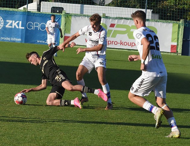 Líšeňští fotbalisté (v bílém) padli ve třetím kole MOL Cupu s pražskou Spartou 0:1.