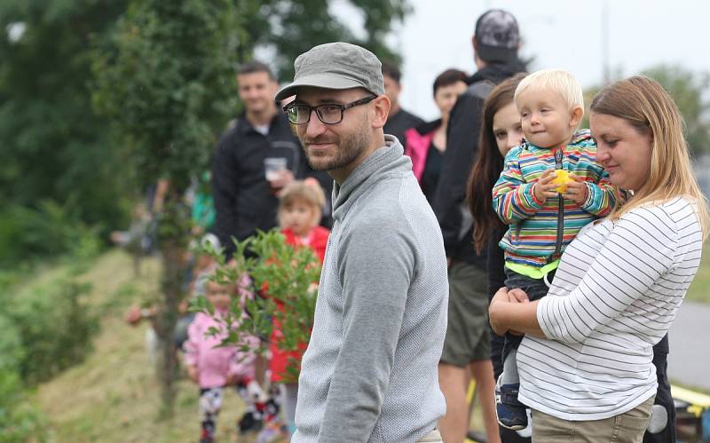 I přes déšť obsypali břeh řeky Svitavy diváci. Mladí, starší i rodiny s dětmi se přišli podívat na letošní ročník Neckyády, která byla součástí festivalu Překročme řeku.