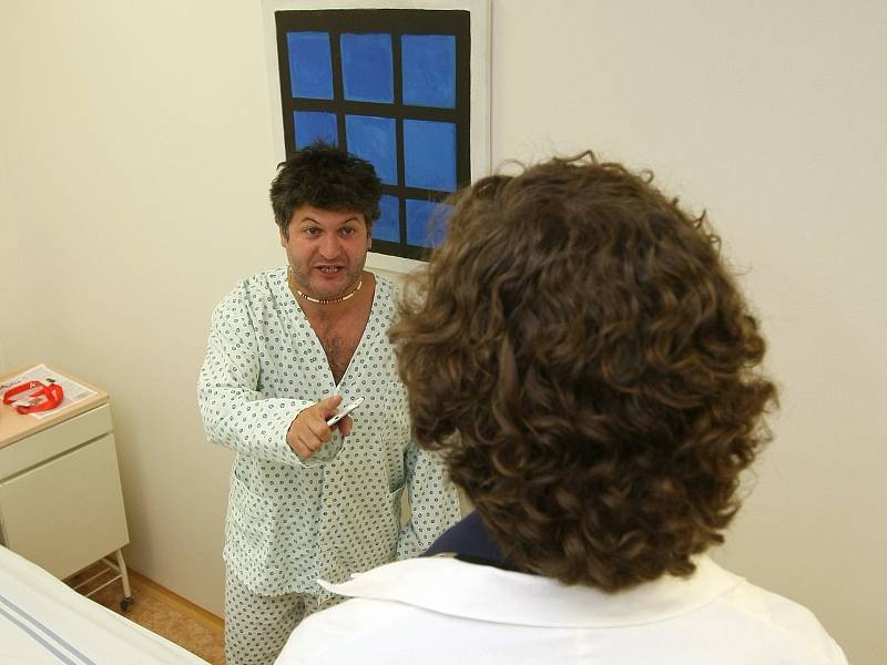 Rozčileného pacienta si zahrál ve vzorovém nemocničním pokoji Tomáš Sýkora z brněnského Divadla Husa na provázku.