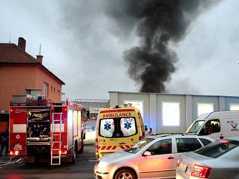 V pátek odpoledne se v brněnských Bohunicích rozhořel požár. V Bohunické ulici u zastávky Traťová tam vzplála hala autodílny. 