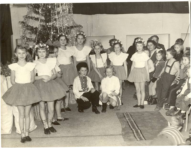Na snímku z roku 1951 pózují děti z mateřské školy u bývalé hranické pošty na Mikulášské besídce. Paní ředitelkou byla paní Julínková a pomocná vychovatelka paní Müllerová.