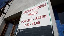 Skoro 30 tisíc slepic už veterináři utratili v chovu společnosti AG Maiwald v Pohořelicích. Pokud si tam lidé v minulých dnech vejce zakoupili, mohou je na místě vrátit nebo vyměnit za ta nezávadná.