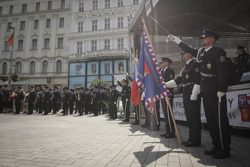 Mladí policisté v pátek na náměstí Svobody slavnostně složili slib. Na náměstí se rozdávala také ocenění.