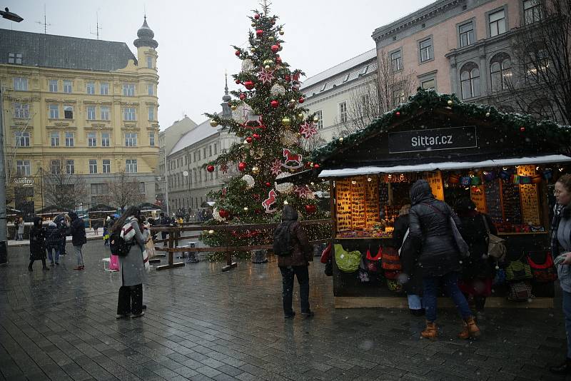 Trhy na náměstí Svobody, které kvůli vládním omezením budou trvat pouze několik hodin do pátečních 18.00. V sychravém počasí však byla jejich návštěvnost malá a polovina stánkařů nechala své stánky rovnou zavřené.