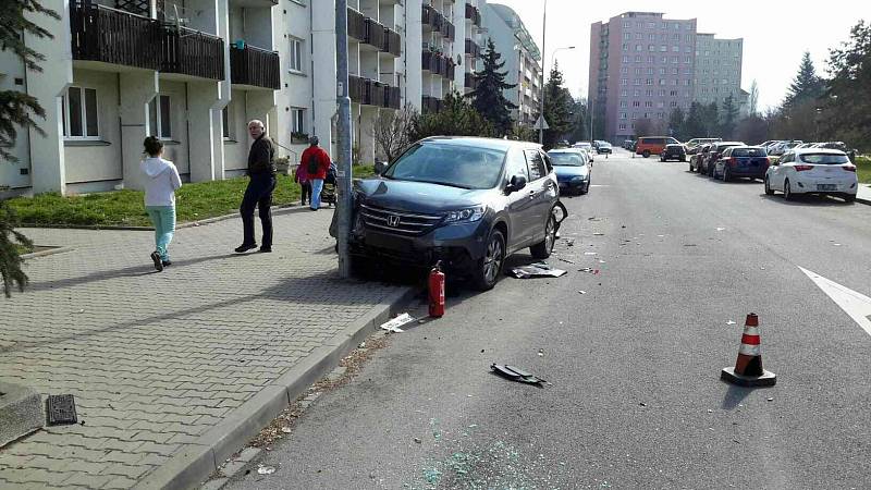 Řídil nákladní auto, za volantem ale dostal infarkt. Při tom řidič naboural do jedenadvaceti zaparkovaných osobních aut. Nehoda se stala v Brně na ulici Krásného ve čtvrtek krátce před půl desátou dopoledne.