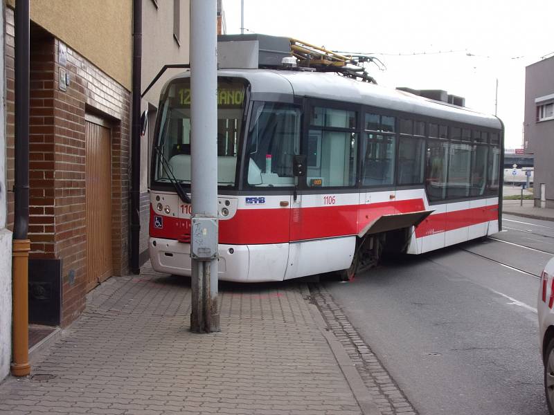 Šalina po vykolejení v Židenicích málem narazila do domu.