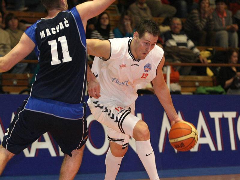 Brněnští basketbalisté prohráli ve 26. kole Mattoni NBL na domácí palubovce 72:85.