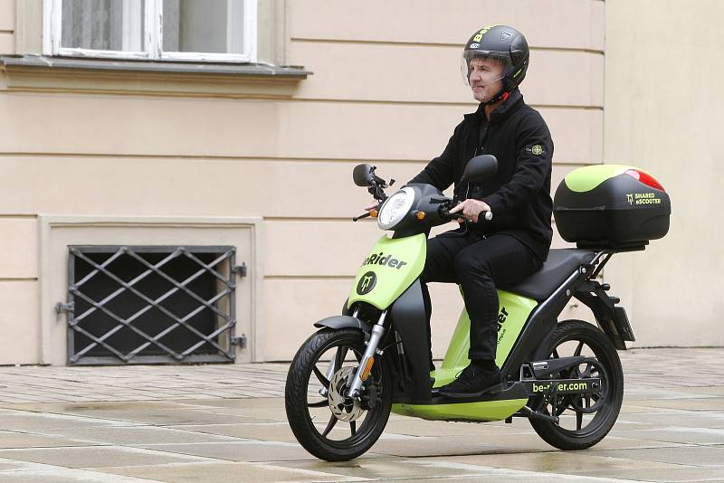 Podpis memoranda o spolupráci mezi městem Brnem a zástupci společnosti ŠKODA AUTO DigiLab o provozu elektrických skútrů BeRider.