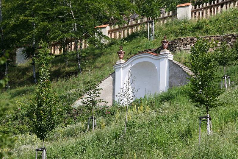 Obnova vrchnostenské okrasné zahrady na hradě Pernštejn.