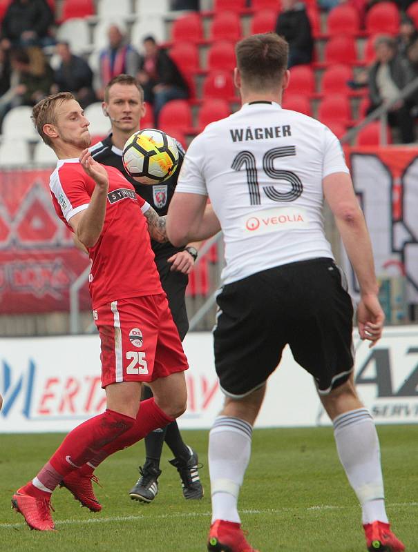 Fotbalisté Zbrojovky Brno (v červeném) uhráli s Karvinou jen bezbrankovou remízu.