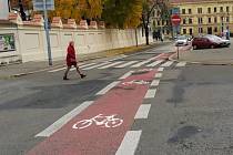 Rušení cykloobousměrky na brněnském Mendlově náměstí.