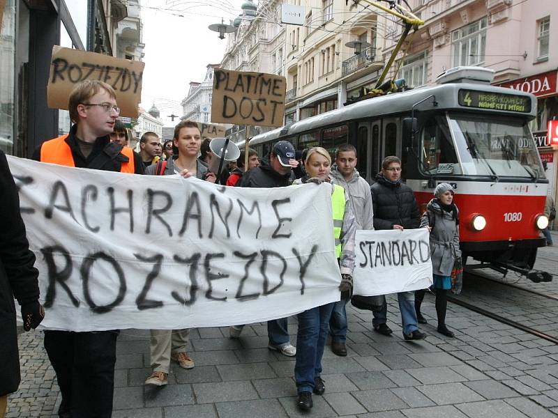 Necelých padesát lidí v úterý odpoledne dorazilo na Malinovského náměstí v Brně, aby tam projevili svůj nesouhlas s možným plánovaným zdražováním jízd v nočních autobusech.