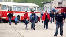 Historické trolejbusy a autobusy společně s hasičskou či vojenskou technikou a osobními auty nebo motorkami vyjely o víkendu ven na parkoviště u depozitáře brněnského Technického muzea.