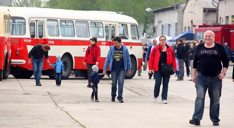 Historické trolejbusy a autobusy společně s hasičskou či vojenskou technikou a osobními auty nebo motorkami vyjely o víkendu ven na parkoviště u depozitáře brněnského Technického muzea.