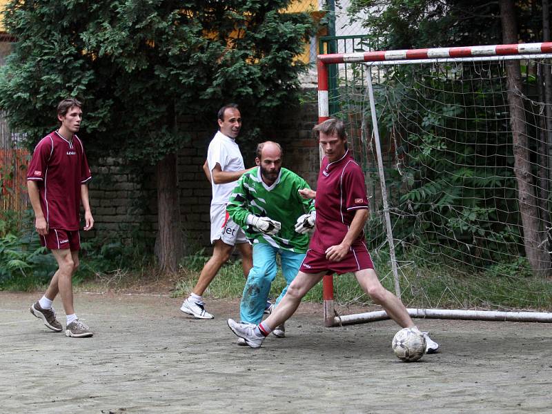 Bezdomovci a 1.FC Brno ve společném fotbalovém utkání.