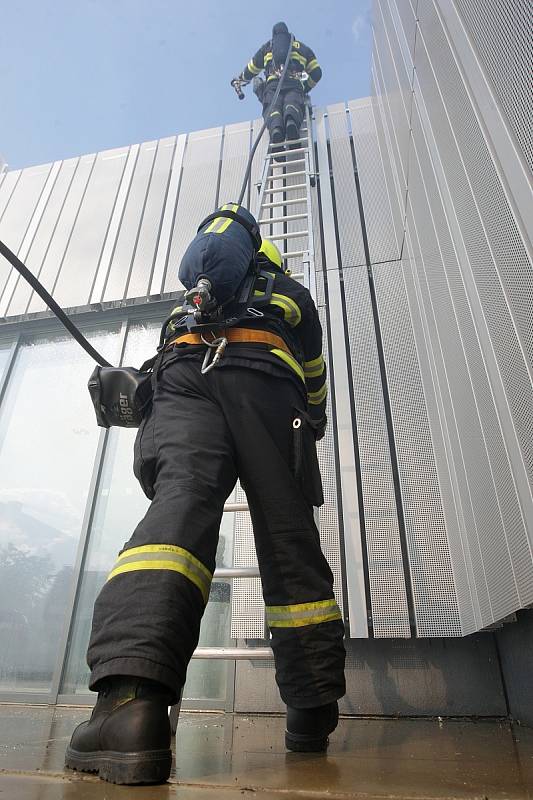  Ze střechy brněnské hvězdárny se valí tmavě šedý kouř. Z budovy se ozývá hlasité pískání požárního alarmu. Najednou se ozve několik ohlušujících ran. Hasiči mají na Kraví hoře cvičný zásah.