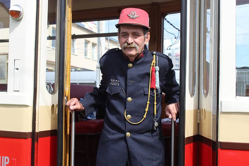 Řidič historických šalin Aleš Živný vyjel naposledy z vozovny v brněnských Medlánkách. Po jednačtyřiceti letech odchází nestor dopravního podniku do důchodu. Historické vozy řídil šestnáct let.