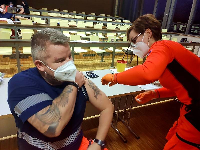Očkování proti Covidu podstoupili záchranáři na jižní Moravě.
