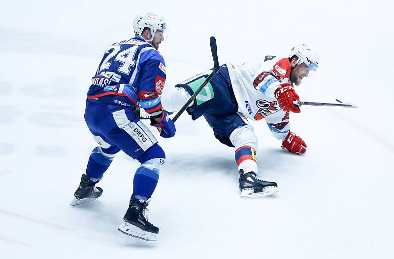 Hokejové utkání Tipsport extraligy v ledním hokeji mezi HC Dynamo Pardubice (v bíločerveném) a HC Kometa Brno (v modrém) v pardudubické enterie areně.