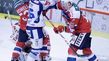 Hokejové utkání Tipsport extraligy v ledním hokeji mezi HC Dynamo Pardubice (červenobílém) a HC Kometa Brno ( v bílomodrém) v pardubické Tipsport areně.