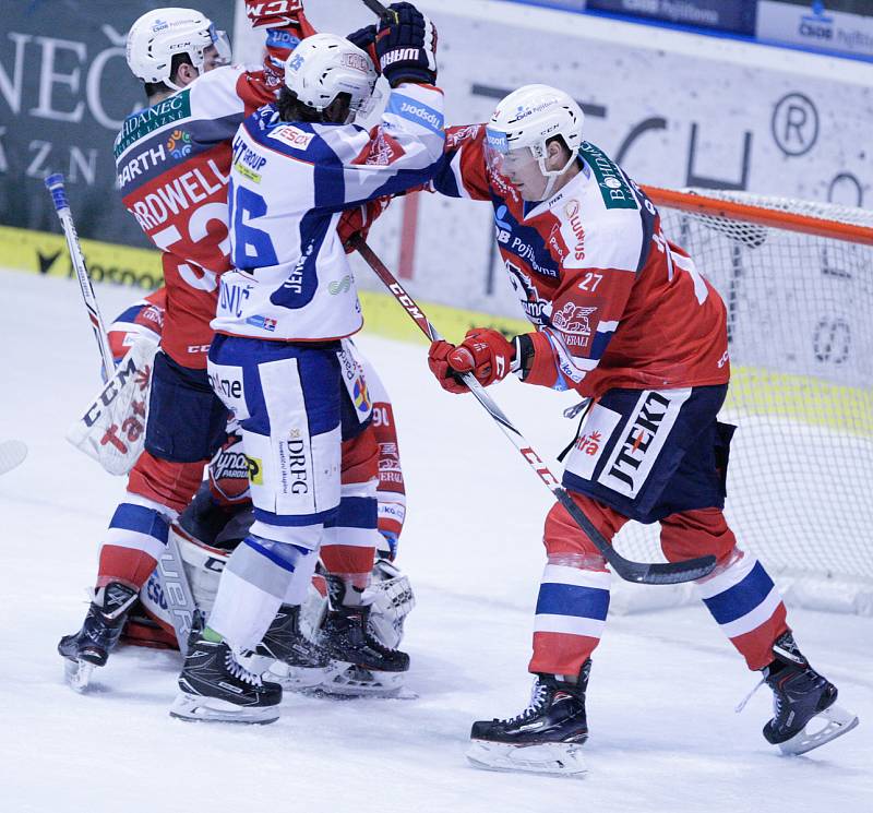 Hokejové utkání Tipsport extraligy v ledním hokeji mezi HC Dynamo Pardubice (červenobílém) a HC Kometa Brno ( v bílomodrém) v pardubické Tipsport areně.