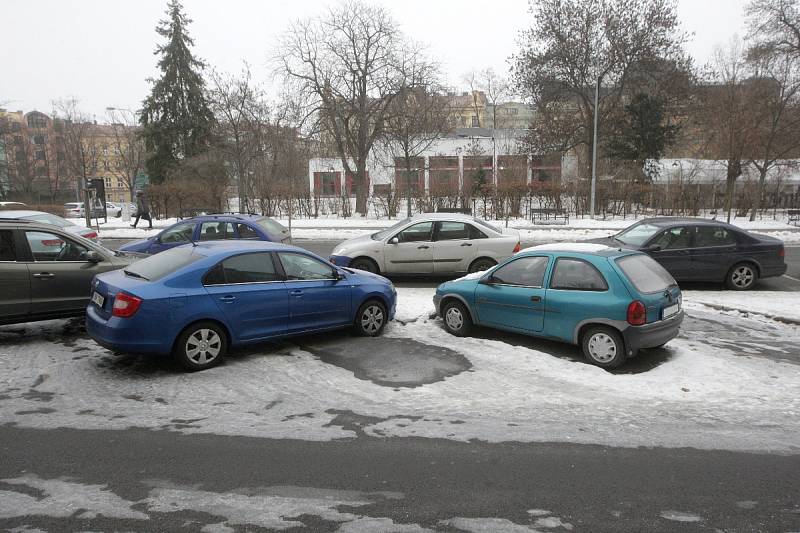 Řidiči si zvykají na obrácení jednosměrného provozu v brněnské ulici Za Divadlem.