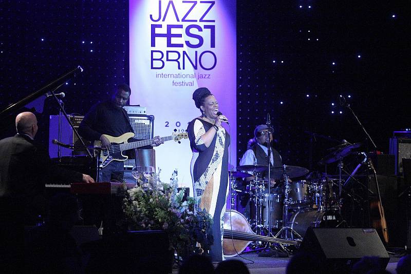 Dianne Reevesová označovaná jako jazzová královna a největší jazzová zpěvačka současnosti poprvé vystoupila v Brně.