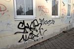 Radnice měst a obcí a také železničáři bojují s nelegálním graffiti. Ročně utrpí statisícové škody. Ochrana proti sprejerům je nákladná
