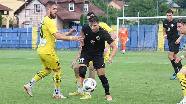 Fotbalisté Rosic (v černém) končí po prohře 0:1 ve Strání v letošním ročníku MOL Cupu už po prvním kole.