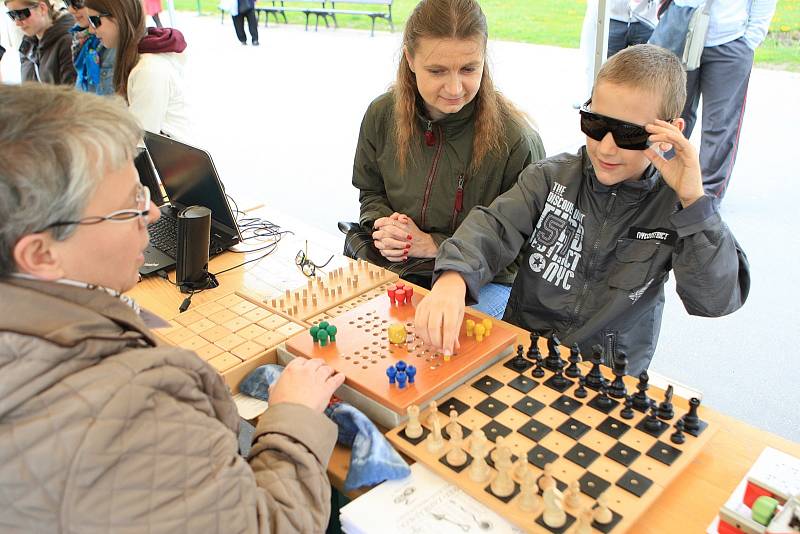 Akce Tmavomodrý svět měla v Brně přiblížit lidem s dobrým zrakem život nevidomých.