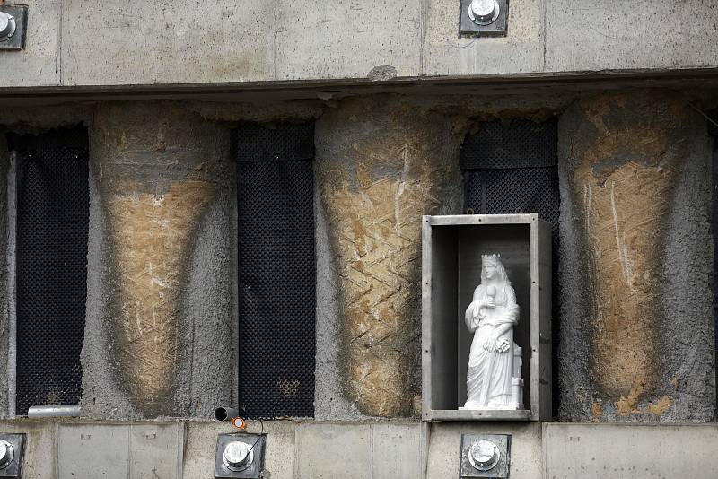 Soška svaté Barbory bude ode dneška strážit vjezd do vznikajícího tramvajového tunelu do bohunického kampusu. Patronka důlních staveb a podzemí byla posvěcena biskupem Vojtěchem Cikrlem a sošku odhalili představitelé města Brna a Dopravního podniku.