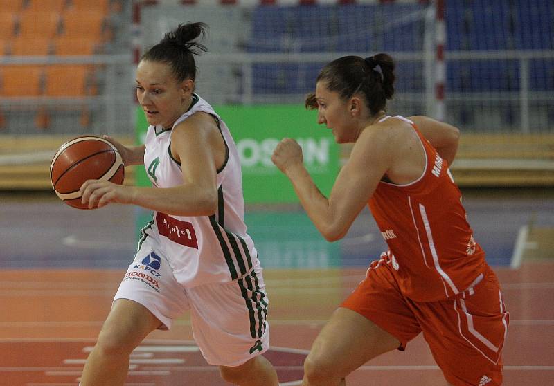 Basketbalistky brněnského Valosunu (v bílém) ladily formu na novou sezonu od pátku do neděle na domácím Valosun Cupu, který zakončily s bilancí jedné výhry a jedné prohry. 