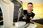 Pokochat se krásou perel v ceně milionů korun mohou lidé ve výlohách šperkařství Halada v centru Brna.