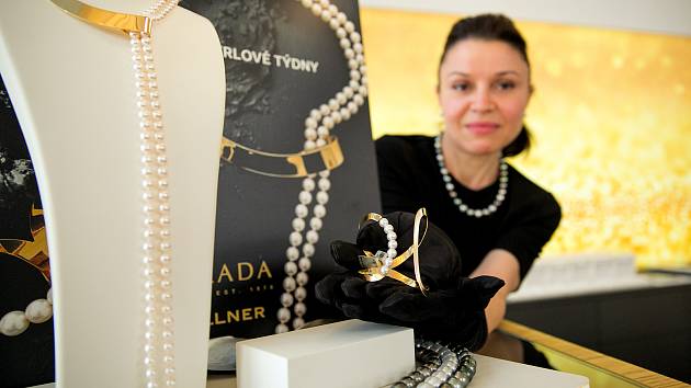 Perly za miliony budou k vidění v Ostravě. Nosí je i královna Alžběta -  Hranický deník