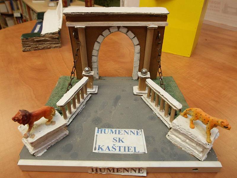 Výstava miniatur mostů v Mahenově knihovně.
