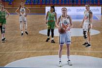 V sérii o bronz v minulém ročníku Ženské basketbalové ligy uspěly Žabiny (v bílém), které porazily KP Brno.