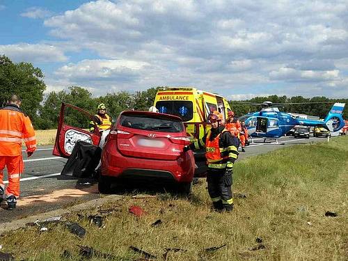 Řidička osobního auta při nehodě u Pohořelic vjela do protisměru a čelně se srazila s protijedoucím vozem.