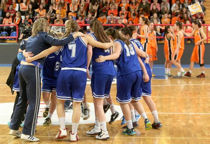 Exhibiční basketbalové zápasy dívek a chlapců mezi Gymnáziem třídy Kapitána Jaroše a Gymnáziem Slovanské náměstí.