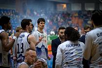 Basketbalisté Brna (v bílých dresech) si před návštěvou sezony poradili s Opavou.