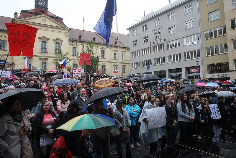 Na brněnském Dominikánském náměstí demonstrovali lidé za nezávislou justici už popáté. Podpořit je přijel zpěvák Tomáš Klus nebo předseda spolku Milion chvilek pro demokracii, který demonstrace celostátně zaštiťuje, Mikuláš Minář.